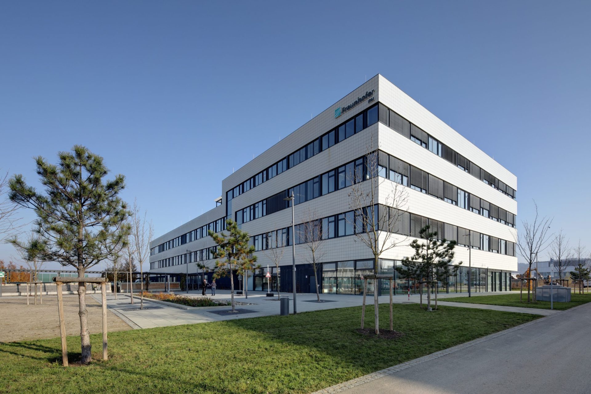 Mit dem Neubau des Fraunhofer Instituts auf dem Campus am Flugplatz Freiburg bekommt das IPM deutlich mehr Flächen für Forschung und Entwicklung, Arbeitsplätze und Kooperationen.